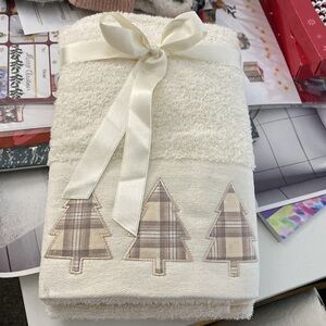 NICE CHRISTMAS TREE KITCHEN TOWEL SET of 2!